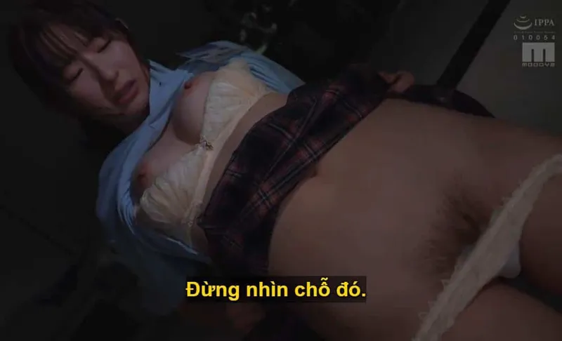Ông chủ mưu tính "xử đẹp" cô nhân viên kiêu kỳ lười nhác, suốt ngày bận tán gẫu tin nhắn với người yêu.
